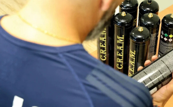 جمارك طنجة المتوسط تحبط عملية تهريب ضخمة لـ"غاز الضحك" القادم من إسبانيا