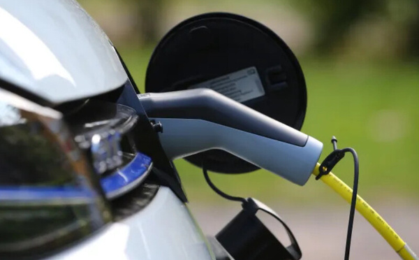 السيارات الكهربائية مقابل السيارات التقليدية: المقارنة لم تعد اقتصادية فقط بل شاملة للتكاليف