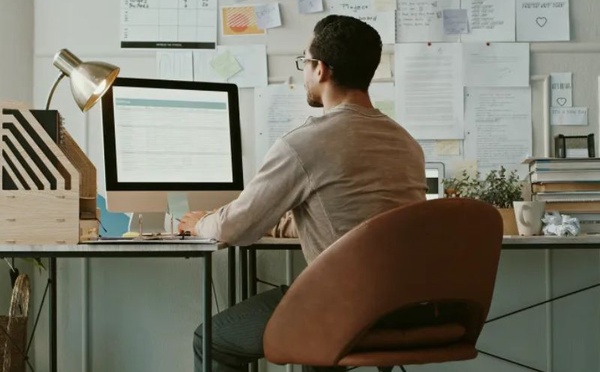 الجلوس المطوّل… “داء العصر” وأطعمة بسيطة قد تخفف مخاطره