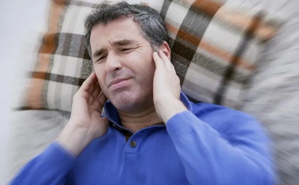 دراسة جديدة: علاقة خفية تجمع النوم بطنين الأذن… وأحدهما قد يعالج الآخر