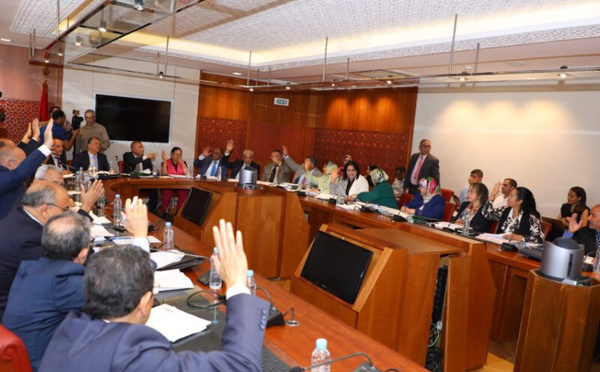 لجنة الداخلية تصادق بالأغلبية على تعديلات جوهرية تعيد تشكيل الإطار الحزبي والانتخابي