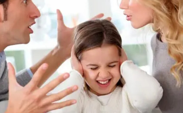 الخلافات الزوجية بعد الإنجاب: الأسباب والتأثيرات النفسية على الأطفال