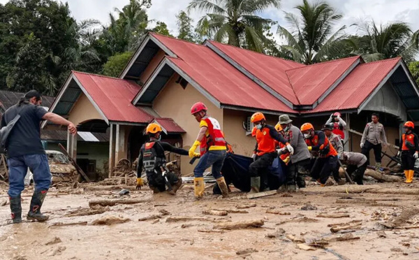 فيضانات وانهيارات أرضية في جنوب شرق آسيا تتسبب بمقتل أكثر من ألف شخص وإجلاء مئات الآلاف