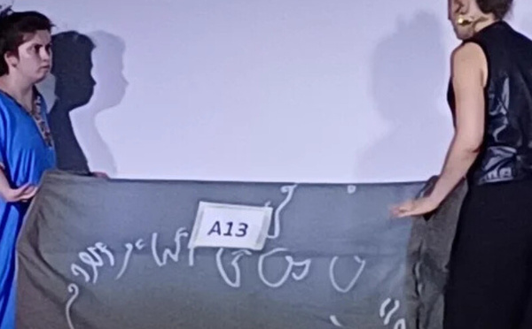 أمسية مسرحية مميزة في دوسلدورف: "لكل قبره" بين الحياة والموت والانتماء