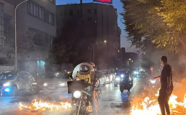 إيران على حافة الانفجار الاجتماعي: نظامٌ مأزوم وشعبٌ يبحث عن التغيير