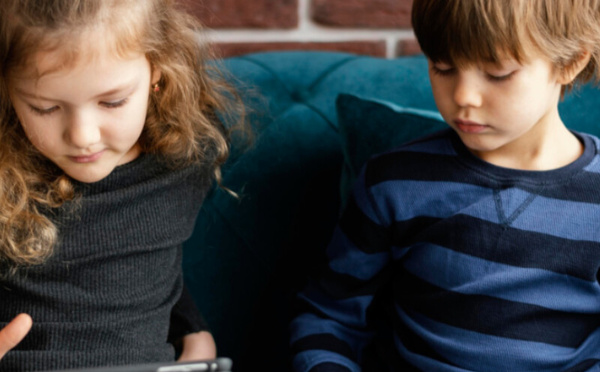 التوقف عن حساب وقت الشاشات: دعونا نساعد أطفالنا على العيش حقًا في العصر الرقمي