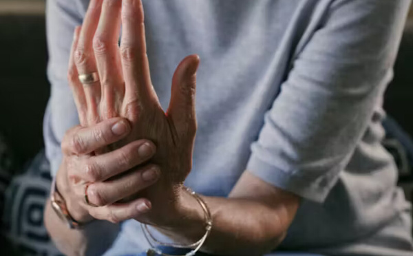 الشعور بـ«الوخز» أو التنميل في اليدين: أسباب وحلول