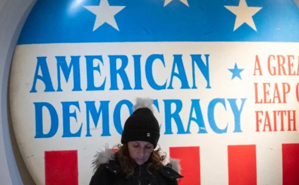 الولايات المتحدة تطلب معلومات موسعة عن وسائل التواصل الاجتماعي والأسرية من المسافرين بدون تأشيرة