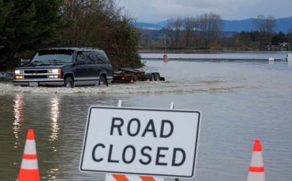 أمطار غزيرة تتسبب بفيضانات وإجلاء عشرات الآلاف في غرب الولايات المتحدة وكندا
