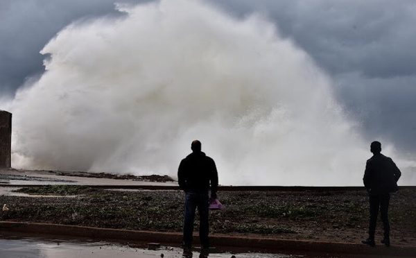 اضطرابات جوية قوية تضرب السواحل المغربية والسلطات تدعو إلى الحيطة والحذر