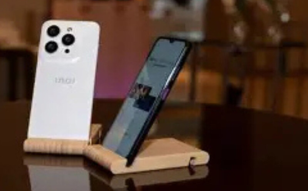 ​ثلاثة هواتف ذكية تكشف عن لغة سرية للذكاء الاصطناعي