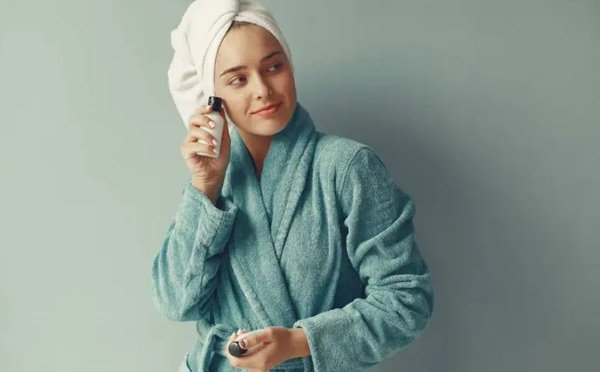 نصائح العناية بالبشرة في الشتاء: الترطيب، الحماية، والتغذية