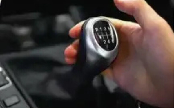 لماذا يصبح ناقل الحركة ثقيلًا في الشتاء؟ فهم أسباب ثقل القير ومتى يحتاج الفحص