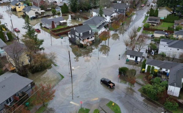 فيضانات ورياح عاتية تضرب ولاية واشنطن وأوريغون وتتسبب بانقطاع الكهرباء