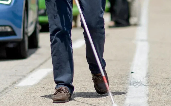 الأشخاص المكفوفون بالمغرب يواجهون تحديات في التنقل بسيارات الأجرة: دعوات لتدخل حكومي عاجل