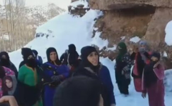  نساء وأطفال أوزغيمت بتنغير يحتجون وسط الثلوج بعد 15 يوماً من الانقطاع الكامل للطريق