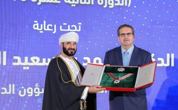 حاتم البطيوي يتوج بجائزة السلطان قابوس للمؤسسات الثقافية الخاصة