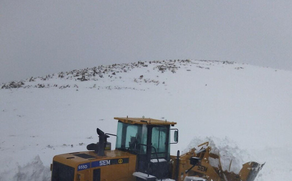 السلطات المحلية بميدلت تتدخل لإزاحة الثلوج وتأمين الطرق بعد موجة تساقطات ثلجية