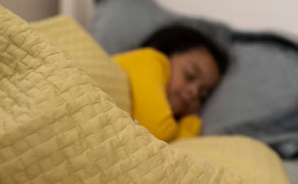 الغطاء المثقل… الحقيقة وراء الترويج للنوم الأفضل