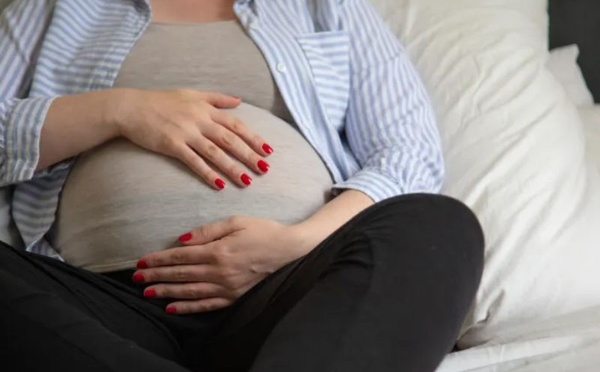 انتفاخ وخدر اليدين والقدمين أثناء الحمل.. متى يكون أمراً عادياً ومتى يدق ناقوس الخطر؟