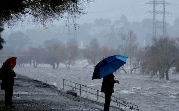 عاصفة قوية تضرب كاليفورنيا وتستدعي إجلاء المئات قبل عيد الميلاد