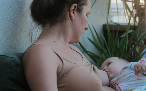 ​الرضاعة الطبيعية براحة: خمس تمارين لتخفيف آلام الظهر والكتفين