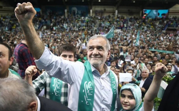 الرئيس الإيراني يدعو للاستماع لمطالب المتظاهرين وسط أزمة اقتصادية حادة