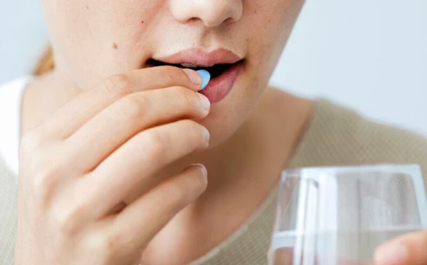 استخدام المضادات الحيوية عند النساء في الخمسينيات: هل يؤثر على القدرات العقلية؟