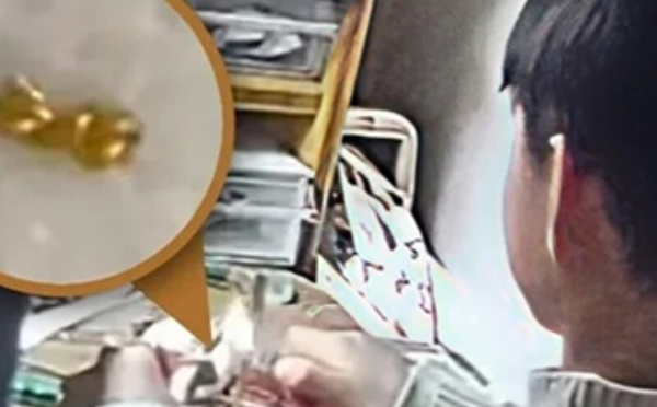 طفل صيني يقطع عقد والدته الذهبي ويهديه لزملائه في المدرسة ويثير جدلاً واسعاً على الإنترنت