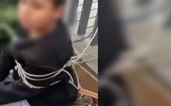 فيديو يثير الجدل في تركيا بعد تقييد طفل بالحبال داخل سوق في إسطنبول