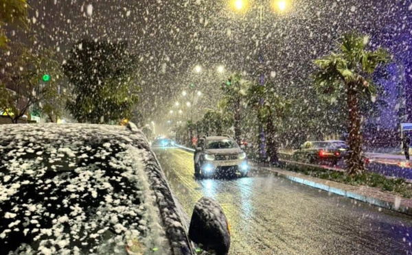 تساقطات ثلجية غير مسبوقة تعيد البياض إلى شوارع عاصمة الشرق