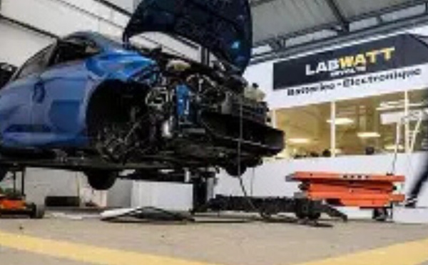 أوتوهب السعودية: إصلاح هياكل السيارات بدون دهان بأسلوب احترافي وفعال