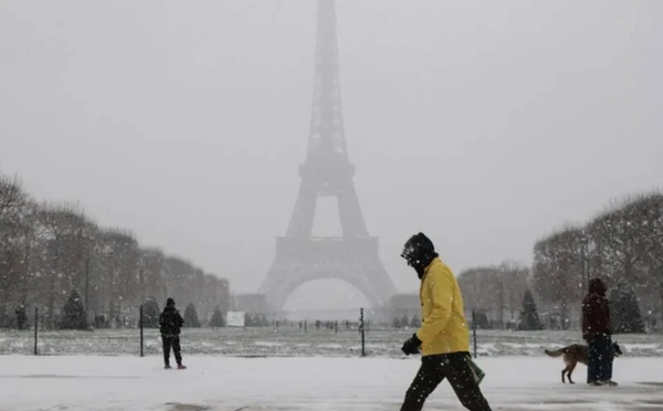 الثلوج تعطل حركة الملاحة الجوية في باريس : إلغاء 140 رحلة وتحذيرات مستمرة للسكان