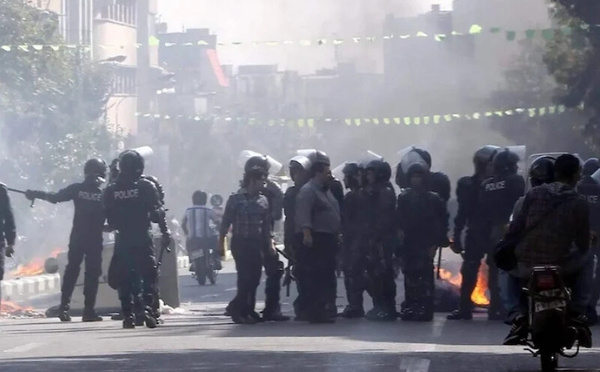 مقتل شرطي إيراني وسط احتجاجات متواصلة على غلاء المعيشة يرفع التوتر في البلاد