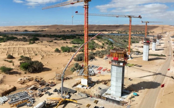 تقدم أشغال أكبر جسر طرقي بالمغرب بمدينة العيون ضمن مشروع الطريق السريع تزنيت – الداخلة