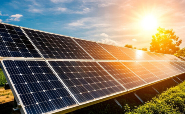 المغرب يطلق أكبر مشروع للطاقة الشمسية على الأسطح في إفريقيا: “سولار روف توب 500” بقدرة 500 ميغاواط