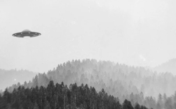 جسم طائر مجهول فوق رود آيلاند: حادثة جوية تعيد الأسئلة القديمة إلى الواجهة