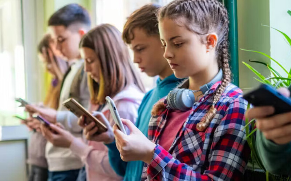 الآثار الصحية للشبكات الاجتماعية على المراهقين: الفتيات الأكثر تأثرًا