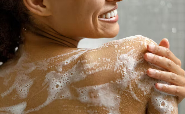 ​الصابون أم جل الاستحمام: أيهما أفضل لبشرتك وللبيئة؟