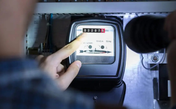 وزير الداخلية ينفي ارتفاعات مفاجئة في فواتير الماء والكهرباء