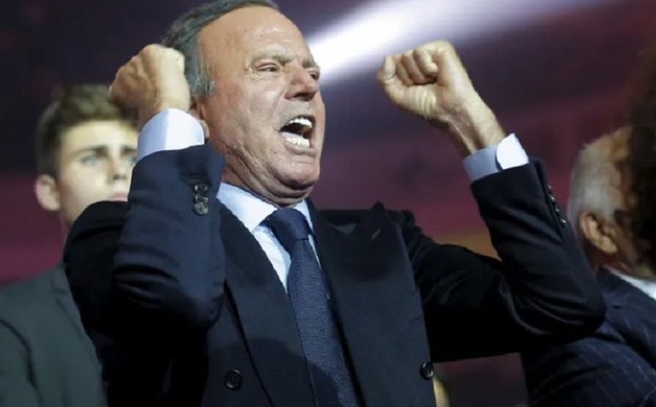 اتهامات جنسية واتهامات بالاتجار بالبشر تهز حياة خوليو إغليسياس المهنية