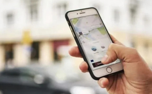 سائقو النقل عبر التطبيقات الذكية يطرقون باب وزارة الداخلية في انتظار تقنين القطاع