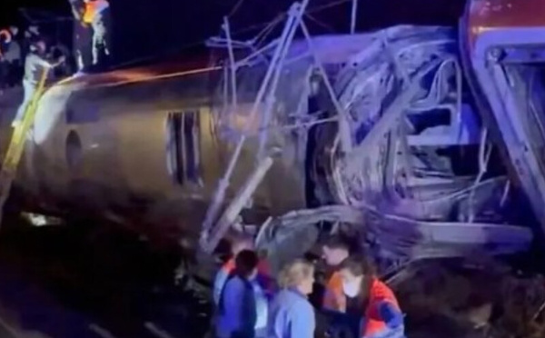 كارثة سككية تهز إسيانيا : 39 قتيلاً في تصادم قطارين فائقَي السرعة