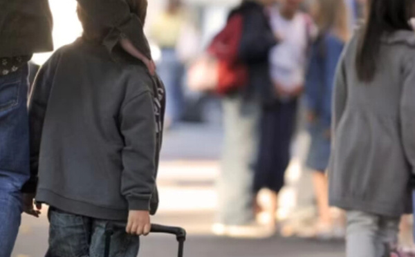 الحماية المفرطة للأبناء: متى يصبح الحب عائقًا لاستقلاليتهم؟