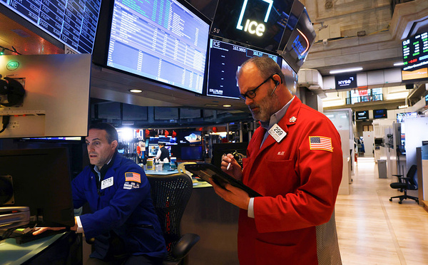 تراجع الأسواق المالية الأمريكية وسط تصاعد الضغوط التجارية