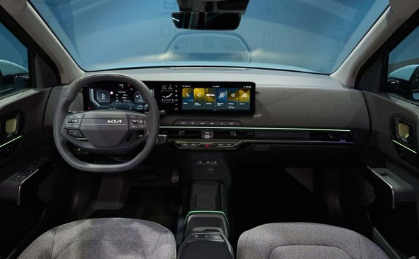 كيا تكسر قواعد الرقمنة: الأزرار الحقيقية تعود لتسيطر على داخلية السيارات