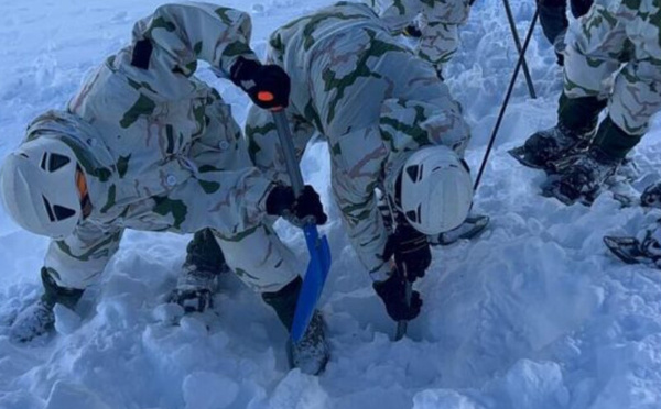 فرق الإنقاذ الجبلي تنتشل جثث ثلاثة مفقودين من تحت ثلوج توبقال