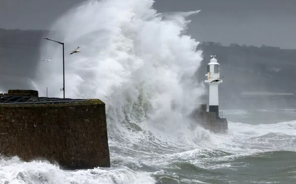 أمواج عاتية تصل ل 8 أمتار ورياح قوية تضع السواحل المغربية في حالة استنفار بحري