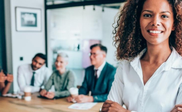 المرأة وريادة الأعمال العائلية: تحدي كسر "السقف الزجاجي"