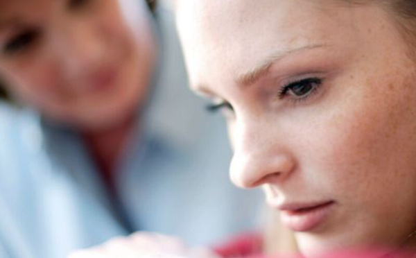 كيف نساعد مراهقًا تراوده أفكار سوداء؟